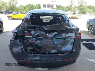 2024 Tesla Model Y Long Range z VIN 7SAYGDEE7RA229591, wystawiony jako IAAI lot #42194044 z przebiegiem 22 866 mil mil oraz . Historia ofert i sprzedaży dostępna na DreamBid. Obrazek 16.