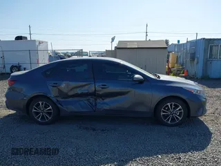 2023 Kia Forte LXS z VIN 3KPF24AD8PE585604, wystawiony jako IAAI lot #42098930 z przebiegiem 18 946 mil mil oraz . Historia ofert i sprzedaży dostępna na DreamBid. Obrazek 13.