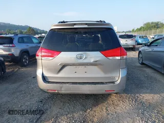 2014 Toyota Sienna LE AAS z VIN 5TDKK3DC8ES433739, wystawiony jako IAAI lot #42680907 z przebiegiem 188 589 mil mil oraz . Historia ofert i sprzedaży dostępna na DreamBid. Obrazek 16.