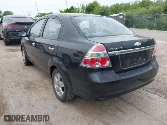 2008 Chevrolet Aveo LT z VIN KL1TG56638B063246, wystawiony jako IAAI lot #42392278 z przebiegiem 104 681 mil mil oraz . Historia ofert i sprzedaży dostępna na DreamBid. Obrazek 3.
