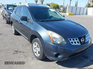 2015 Nissan Rogue S z VIN JN8AS5MV3FW756997, wystawiony jako IAAI lot #42496913 z przebiegiem 136 035 mil mil oraz . Historia ofert i sprzedaży dostępna na DreamBid. Obrazek 1.