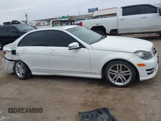 2014 Mercedes-Benz C 250 Sport z VIN WDDGF4HB7EG213817, wystawiony jako IAAI lot #41745579 z przebiegiem Nie podano mil oraz . Historia ofert i sprzedaży dostępna na DreamBid. Obrazek 12.