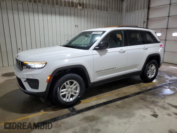 2023 Jeep Grand Cherokee Laredo z VIN 1C4RJHAG5PC530553, wystawiony jako Copart lot #53996845 z przebiegiem 38 456 mil mil oraz Szkoda całkowita • Salvage title. Historia ofert i sprzedaży dostępna na DreamBid. Obrazek 1.