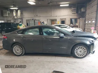 2015 Ford Fusion S Hybrid with VIN 3FA6P0UU8FR178675, listed as a IAAI auction lot 42104712 with 129,998 mi miles. Bid and sale history available at carsss.com. Image 13.