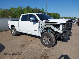 2024 Ram 2500 Laramie z VIN 3C6UR5FL6RG181448, wystawiony jako IAAI lot #42039171 z przebiegiem 13 308 mil mil oraz . Historia ofert i sprzedaży dostępna na DreamBid. Obrazek 1.