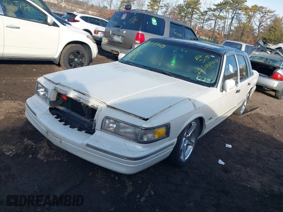 1996 Lincoln Town Car Signature z VIN 1LNLM82W4TY653935, wystawiony jako IAAI lot #41648479 z przebiegiem Nie podano mil oraz . Historia ofert i sprzedaży dostępna na DreamBid. Obrazek 2.