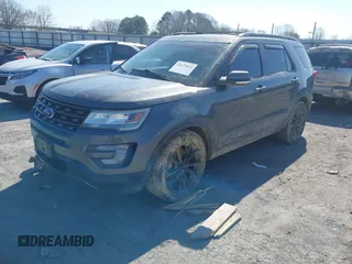2017 Ford Explorer XLT z VIN 1FM5K7D8XHGB76500, wystawiony jako IAAI lot #41623014 z przebiegiem 149 171 mil mil oraz . Historia ofert i sprzedaży dostępna na DreamBid. Obrazek 2.