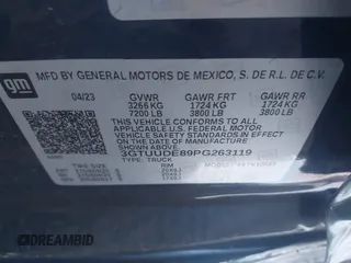 2023 GMC Sierra 1500 SLT z VIN 3GTUUDE89PG263119, wystawiony jako IAAI lot #41455629 z przebiegiem 25 629 mil mil oraz . Historia ofert i sprzedaży dostępna na DreamBid. Obrazek 9.