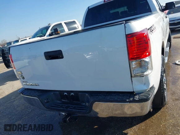 2013 Toyota Tundra z VIN 5TFRM5F14DX061244, wystawiony jako IAAI lot #41565473 z przebiegiem 253 238 mil mil oraz . Historia ofert i sprzedaży dostępna na DreamBid. Obrazek 16.