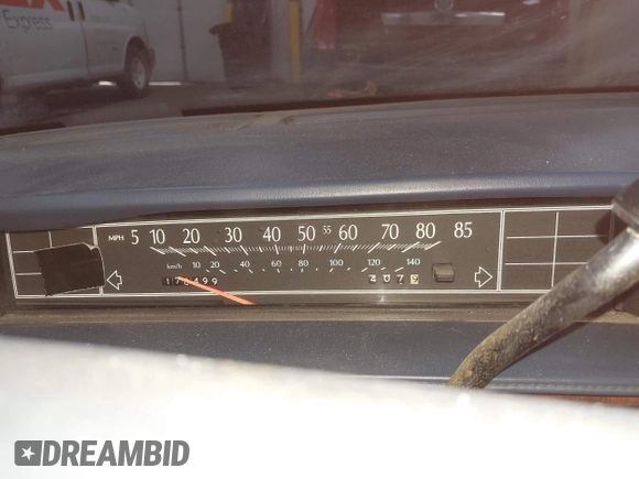 1990 Cadillac DeVille z VIN 1G6CD5331L4293427, wystawiony jako IAAI lot #41764635 z przebiegiem 198 499 mil mil oraz . Historia ofert i sprzedaży dostępna na DreamBid. Obrazek 7.
