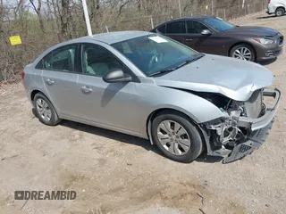 2015 Chevrolet Cruze LS z VIN 1G1PA5SH9F7261115, wystawiony jako IAAI lot #41911591 z przebiegiem 99 351 mil mil oraz . Historia ofert i sprzedaży dostępna na DreamBid. Obrazek 1.