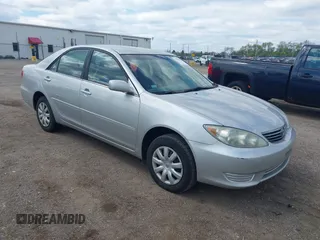 2006 Toyota Camry STD z VIN 4T1BE32K16U104634, wystawiony jako IAAI lot #42196952 z przebiegiem 288 925 mil mil oraz . Historia ofert i sprzedaży dostępna na DreamBid. Obrazek 1.