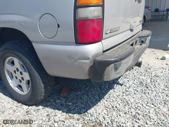 2004 Chevrolet Tahoe LT with VIN 1GNEC13Z34J304556, listed as a IAAI auction lot 41911229 with 275,494 mi miles. Bid and sale history available at carsss.com. Image 6.