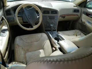2001 Volvo V70 with VIN YV1SZ58D611040902, listed as a Copart auction lot 53650935 with 0 mi miles and Salvage Title. Bid and sale history available at carsss.com. Image 8.