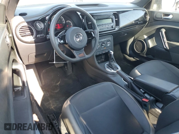 2015 Volkswagen Beetle Fleet Edition z VIN 3VWF17AT5FM640071, wystawiony jako Copart lot #56054715 z przebiegiem 138 539 mil mil oraz Szkoda całkowita • Salvage title. Historia ofert i sprzedaży dostępna na DreamBid. Obrazek 8.