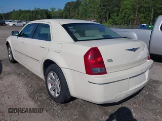 2007 Chrysler 300 Touring z VIN 2C3KA53G17H715729, wystawiony jako IAAI lot #41999282 z przebiegiem 130 444 mil mil oraz . Historia ofert i sprzedaży dostępna na DreamBid. Obrazek 3.