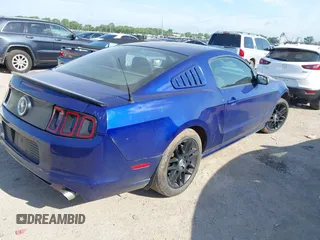 2014 Ford Mustang V6 z VIN 1ZVBP8AM2E5262050, wystawiony jako IAAI lot #42600638 z przebiegiem 208 708 mil mil oraz . Historia ofert i sprzedaży dostępna na DreamBid. Obrazek 4.