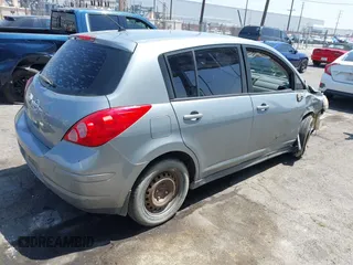 2009 Nissan Versa S с VIN 3N1BC13E99L453758, выставлен на аукционе IAAI как лот 42343658 с пробегом 218 825 миль миль и . История ставок и продаж доступна на DreamBid. Изображение 4.