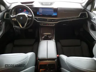 2025 BMW X5 sDrive40i z VIN 5UX13EU05S9W65198, wystawiony jako Copart lot #48498235 z przebiegiem 2 475 mil mil oraz Szkoda całkowita • Salvage title. Historia ofert i sprzedaży dostępna na DreamBid. Obrazek 8.