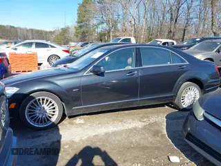 2012 Mercedes-Benz S 550 z VIN WDDNG9EB4CA430358, wystawiony jako IAAI lot #41355572 z przebiegiem 129 781 mil mil oraz . Historia ofert i sprzedaży dostępna na DreamBid. Obrazek 13.