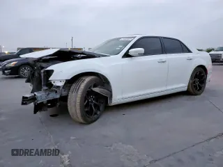 2015 Chrysler 300 S z VIN 2C3CCABGXFH853776, wystawiony jako Copart lot #51605655 z przebiegiem 156 592 mil mil oraz Szkoda całkowita • Salvage title. Historia ofert i sprzedaży dostępna na DreamBid. Obrazek 1.