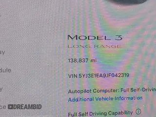 2018 Tesla Model 3 Long Range Battery z VIN 5YJ3E1EA9JF042319, wystawiony jako IAAI lot #41871931 z przebiegiem 138 837 mil mil oraz . Historia ofert i sprzedaży dostępna na DreamBid. Obrazek 16.