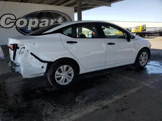 2024 Nissan Versa S z VIN 3N1CN8DV2RL903966, wystawiony jako Copart lot #59211345 z przebiegiem 21 805 mil mil oraz Czysty tytuł • Clean title. Historia ofert i sprzedaży dostępna na DreamBid. Obrazek 3.