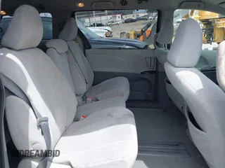 2012 Toyota Sienna LE AAS z VIN 5TDKK3DC5CS183731, wystawiony jako IAAI lot #42247364 z przebiegiem 148 723 mil mil oraz . Historia ofert i sprzedaży dostępna na DreamBid. Obrazek 8.