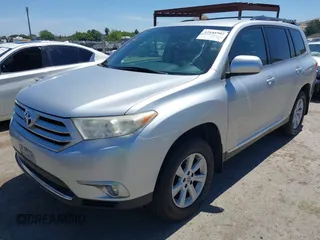 2012 Toyota Highlander z VIN 5TDZK3EH9CS053511, wystawiony jako IAAI lot #42188902 z przebiegiem 300 644 mil mil oraz . Historia ofert i sprzedaży dostępna na DreamBid. Obrazek 2.