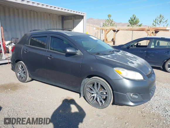 2009 Toyota Matrix S z VIN 2T1LE40E09C006482, wystawiony jako IAAI lot #42624578 z przebiegiem 163 224 mil mil oraz . Historia ofert i sprzedaży dostępna na DreamBid. Obrazek 1.