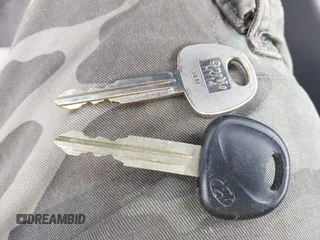 2000 Hyundai Accent z VIN KMHCF35G5YU017900, wystawiony jako IAAI lot #42063663 z przebiegiem 170 283 mil mil oraz . Historia ofert i sprzedaży dostępna na DreamBid. Obrazek 11.