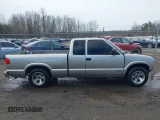 2002 Chevrolet S-10 LS with VIN 1GCCS19W128174992, listed as a IAAI auction lot 41739237 with Not Provided miles. Bid and sale history available at carsss.com. Image 14.