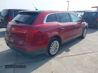 2014 Lincoln MKT EcoBoost z VIN 2LMHJ5AT9EBL55440, wystawiony jako IAAI lot #41589967 z przebiegiem 194 408 mil mil oraz . Historia ofert i sprzedaży dostępna na DreamBid. Obrazek 4.