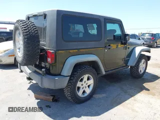 2011 Jeep Wrangler Rubicon z VIN 1J4BA6D11BL556342, wystawiony jako IAAI lot #42465252 z przebiegiem 80 377 mil mil oraz . Historia ofert i sprzedaży dostępna na DreamBid. Obrazek 4.