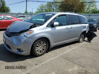 2017 Toyota Sienna XLE Auto Access Seat z VIN 5TDYZ3DC5HS778284, wystawiony jako Copart lot #54538365 z przebiegiem 99 138 mil mil oraz Szkody całkowita. Historia ofert i sprzedaży dostępna na DreamBid. Obrazek 1.
