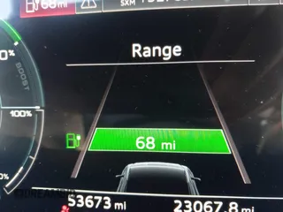 2019 Audi e-tron Premium Plus z VIN WA1LABGEXKB020765, wystawiony jako IAAI lot #42374055 z przebiegiem 53 673 mil mil oraz . Historia ofert i sprzedaży dostępna na DreamBid. Obrazek 17.