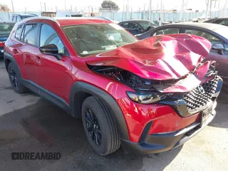 2024 Mazda CX-50 S Premium z VIN 7MMVABDM9RN231524, wystawiony jako IAAI lot #41950063 z przebiegiem 1 613 mil mil oraz . Historia ofert i sprzedaży dostępna na DreamBid. Obrazek 1.