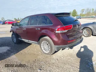2011 Lincoln MKX z VIN 2LMDJ6JK4BBJ00864, wystawiony jako IAAI lot #42119159 z przebiegiem 145 114 mil mil oraz . Historia ofert i sprzedaży dostępna na DreamBid. Obrazek 3.