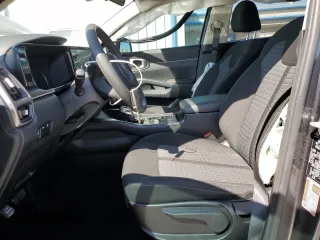 2022 Kia Sorento LX z VIN 5XYRG4LC9NG086684, wystawiony jako Copart lot #48925425 z przebiegiem 51 376 mil mil oraz Szkoda całkowita • Salvage title. Historia ofert i sprzedaży dostępna na DreamBid. Obrazek 7.
