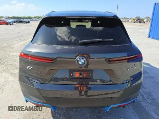 2024 BMW iX xDrive50 z VIN WB523CF05RCS00114, wystawiony jako Copart lot #56997255 z przebiegiem 12 548 mil mil oraz Tytuł czysty. Historia ofert i sprzedaży dostępna na DreamBid. Obrazek 6.