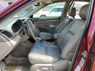 2003 Toyota Camry LE z VIN JTDBF30K530091667, wystawiony jako Copart lot #54576175 z przebiegiem 230 772 mil mil oraz Czysty tytuł • Clean title. Historia ofert i sprzedaży dostępna na DreamBid. Obrazek 7.