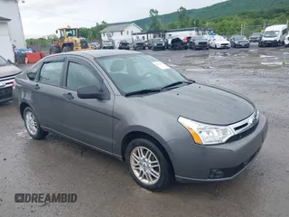 2009 Ford Focus SE z VIN 1FAHP35N29W219255, wystawiony jako IAAI lot #42323041 z przebiegiem 158 233 mil mil oraz . Historia ofert i sprzedaży dostępna na DreamBid. Obrazek 1.