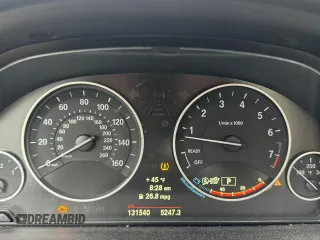 2013 BMW 3 Series 328i xDrive z VIN WBA3B5C52DF595266, wystawiony jako Copart lot #56255645 z przebiegiem 131 540 mil mil oraz Czysty tytuł • Clean title. Historia ofert i sprzedaży dostępna na DreamBid. Obrazek 8.