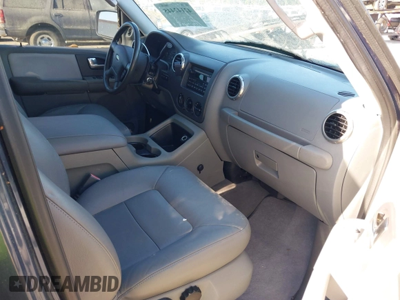 2004 Ford Expedition Special Service with VIN 1FMFU15L24LA67271, listed as a IAAI auction lot 42142445 with 136,752 mi miles. Bid and sale history available at carsss.com. Image 5.