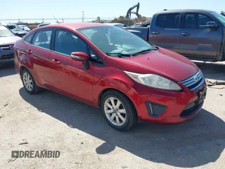 2013 Ford Fiesta SE z VIN 3FADP4BJ0DM107682, wystawiony jako IAAI lot #41772631 z przebiegiem 146 760 mil mil oraz . Historia ofert i sprzedaży dostępna na DreamBid. Obrazek 1.