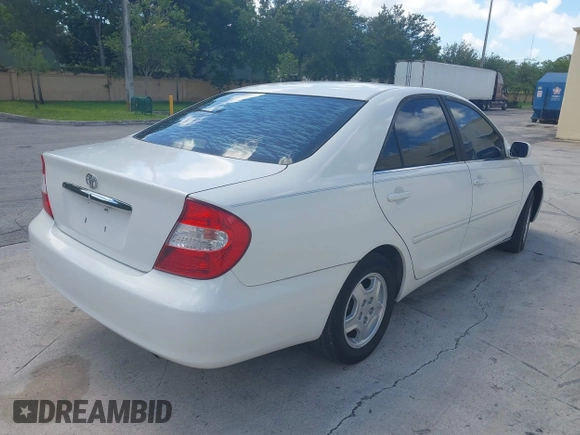 2002 Toyota Camry XLE z VIN 4T1BF32K42U007564, wystawiony jako IAAI lot #42534864 z przebiegiem 133 850 mil mil oraz . Historia ofert i sprzedaży dostępna na DreamBid. Obrazek 4.