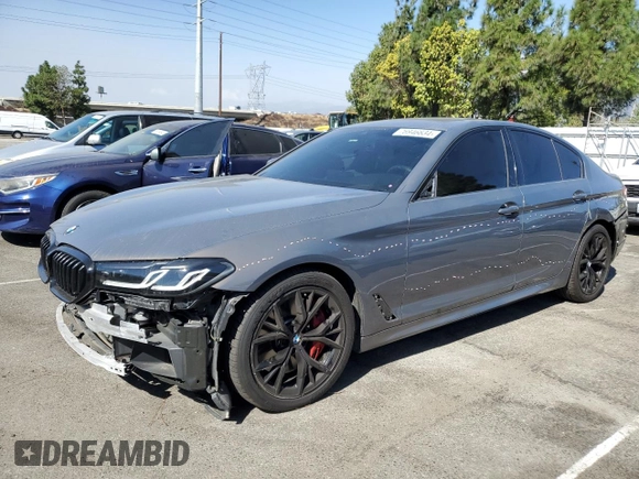 2022 BMW 5 Series M550i xDrive z VIN WBA13BK0XNCJ23778, wystawiony jako Copart lot #76946634 z przebiegiem 24 889 mil mil oraz Szkoda całkowita • Salvage title. Historia ofert i sprzedaży dostępna na DreamBid. Obrazek 1.