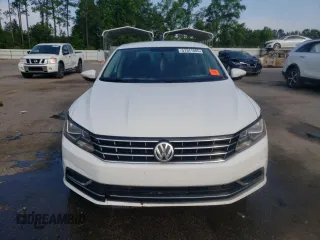 2017 Volkswagen Passat S z VIN 1VWAT7A33HC033174, wystawiony jako Copart lot #57341605 z przebiegiem 197 560 mil mil oraz Szkoda całkowita • Salvage title. Historia ofert i sprzedaży dostępna na DreamBid. Obrazek 5.