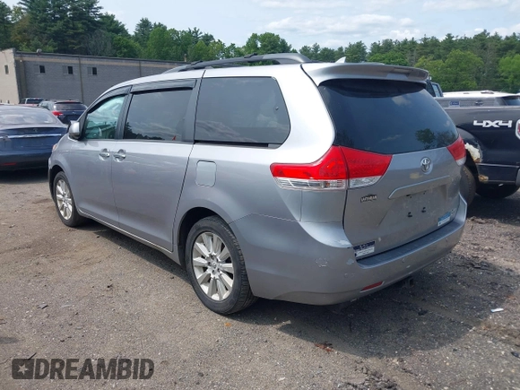 2012 Toyota Sienna XLE z VIN 5TDDK3DC5CS044692, wystawiony jako IAAI lot #42392574 z przebiegiem 185 242 mil mil oraz . Historia ofert i sprzedaży dostępna na DreamBid. Obrazek 3.