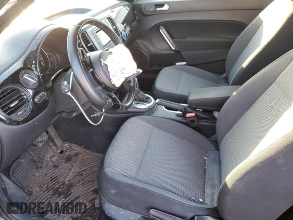 2018 Volkswagen Beetle S z VIN 3VWFD7AT7JM700755, wystawiony jako Copart lot #44312585 z przebiegiem 92 694 mil mil oraz Szkoda całkowita • Salvage title. Historia ofert i sprzedaży dostępna na DreamBid. Obrazek 7.